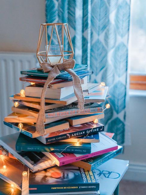albero di natale fatto con libri