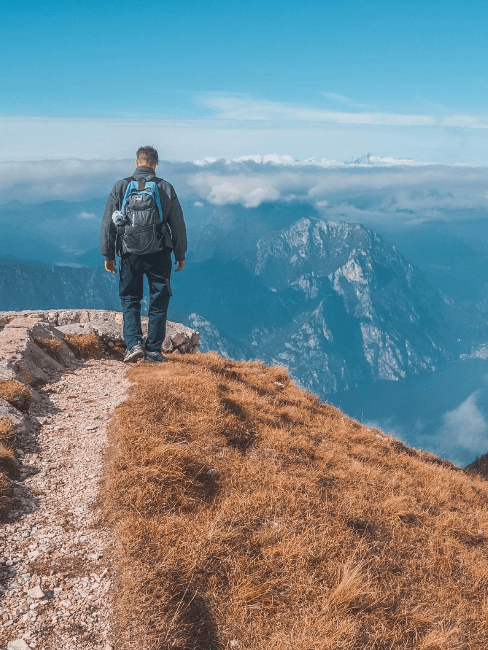 persona di spalle in montagna