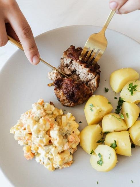 Insalata russa, carne e patate