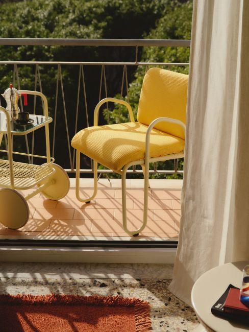 mobili da balcone moderni e colorati giallo e color crema
