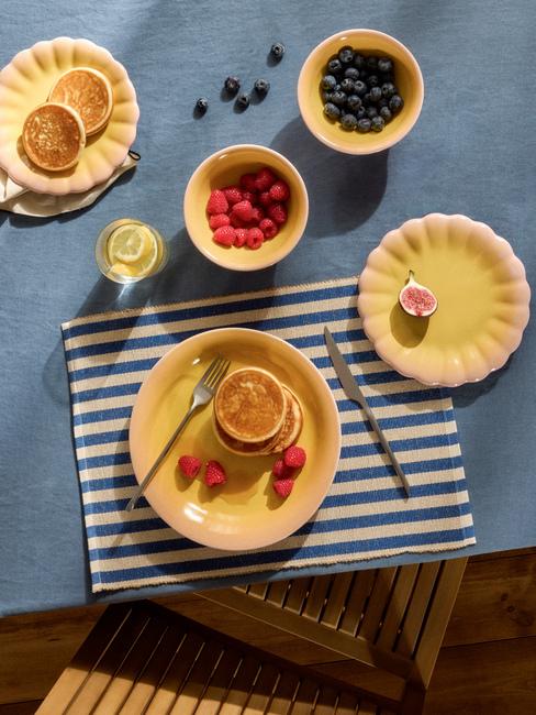 tavola apparecchiata con frutta