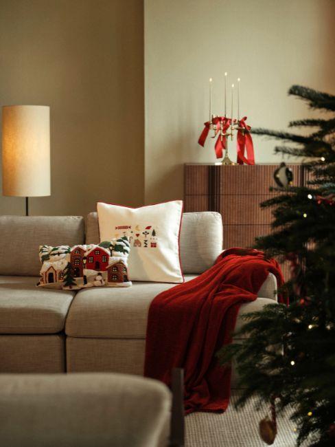 cuscini e coperta natalizia