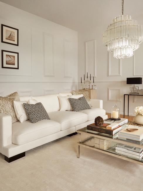 soggiorno classico con boiserie sulle pareti