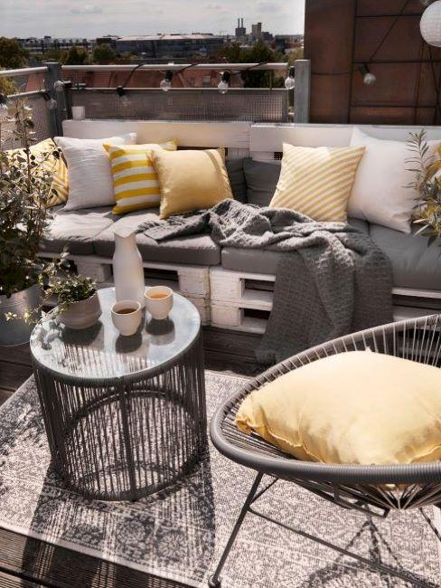 divano con pallet e cuscini