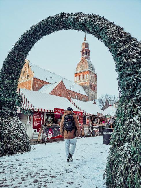 mercatino di natale con la neve