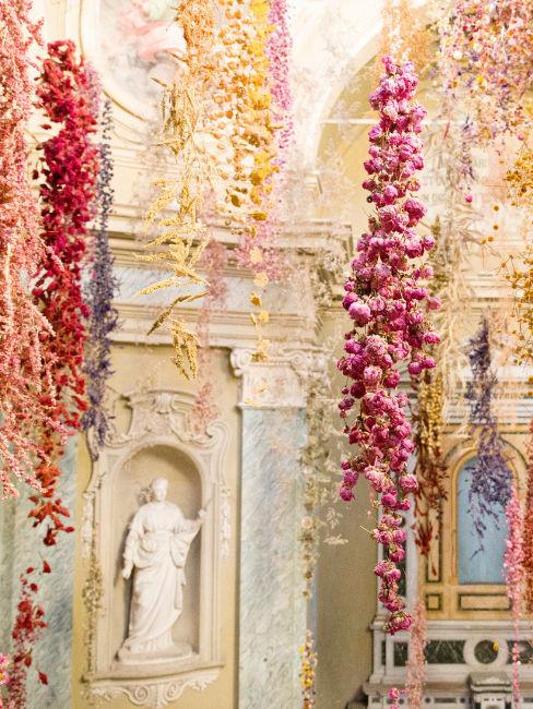 location con statue classiche e fiori pendenti