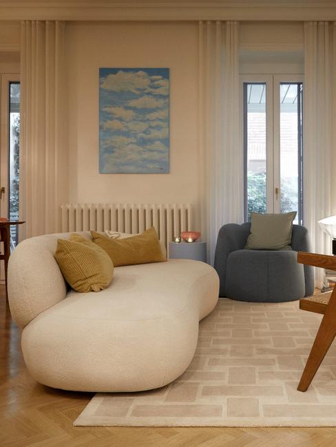 divano bianco e poltrona azzurra