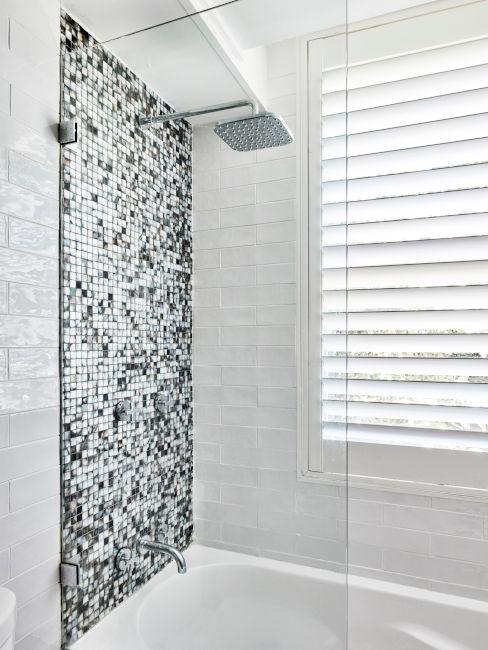 Doccia con rivestimento a mosaico