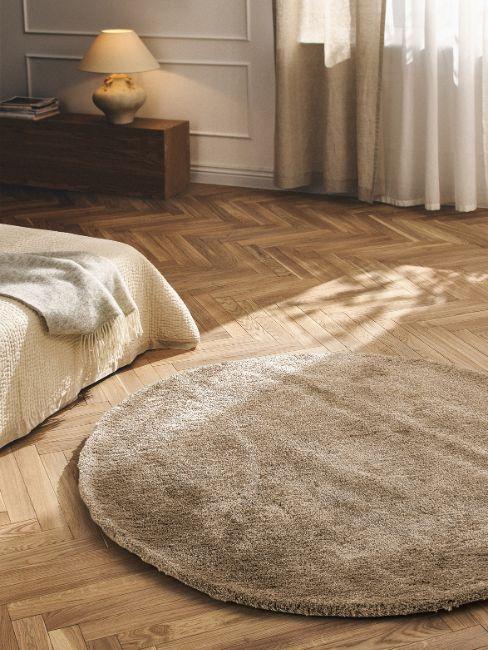 tappeto rotondo in camera da letto