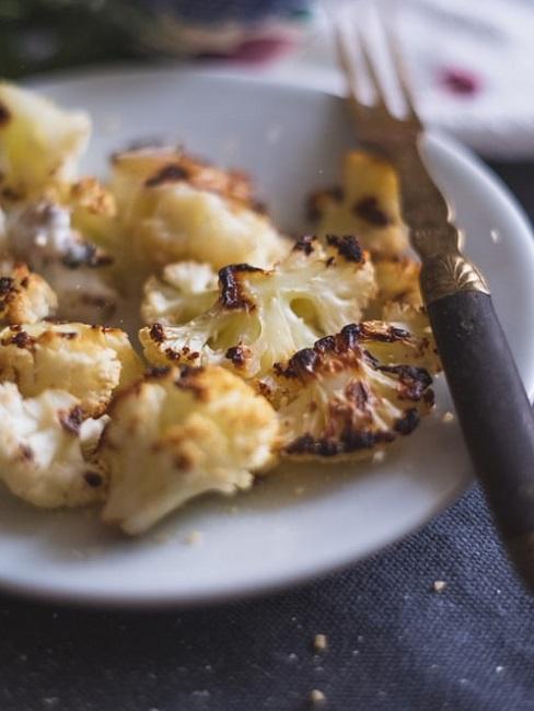 Pezzo di parmigiana di cavolfiore nel piatto