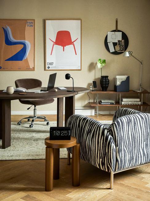 ufficio in casa con poltrona e elementi di design