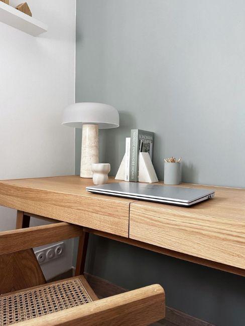 angolo smartworking con parete azzurra