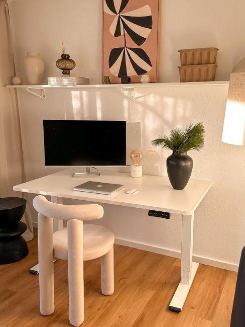 ufficio in casa con scrivania regolabile