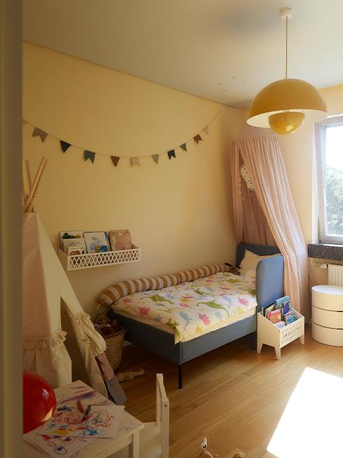 cameretta con pareti gialle