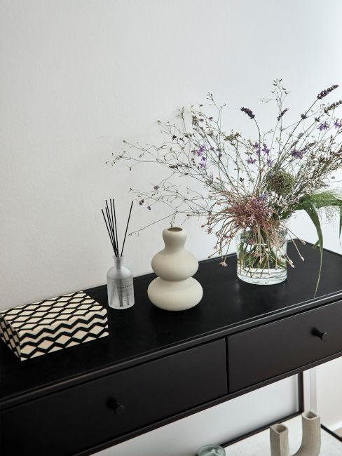 console nera con decorazioni