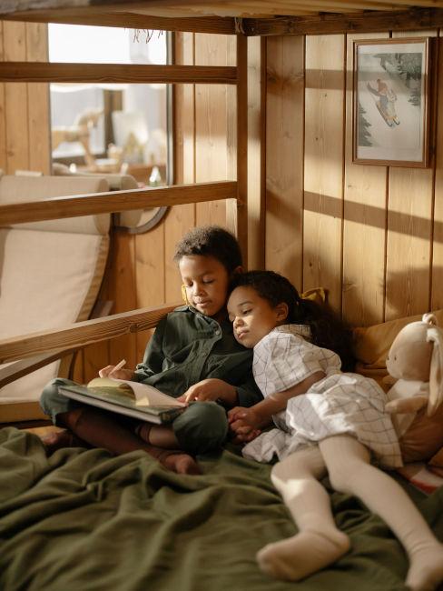 bambini su letto con coperte verdi