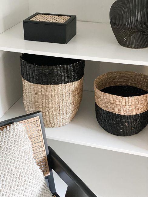 camera da letto con dettagli neri