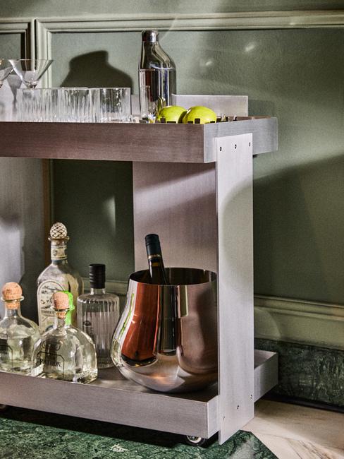 angolo bar con bicchieri e accessori