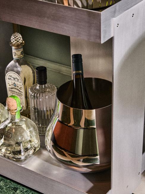 secchiello per vino in angolo bar