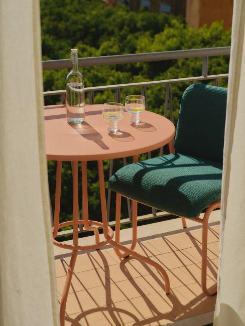 tavolino e sedia per balcone piccolo in metallo rosa