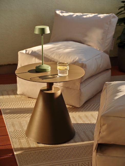 dettaglio poltrone e tavolino da balcone