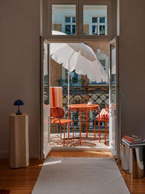 balcone piccolo con tavolo e sedie