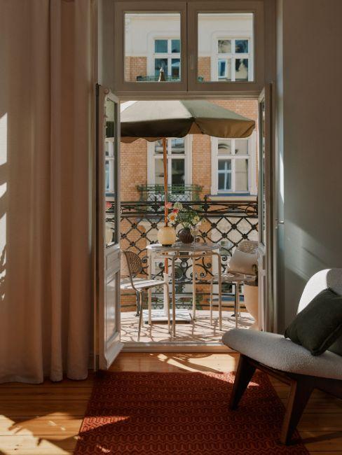 balcone piccolo con ombrellone