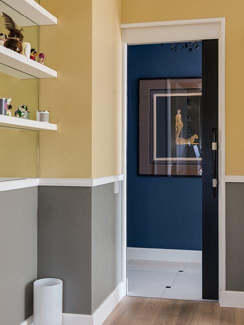 corridoio con quadro