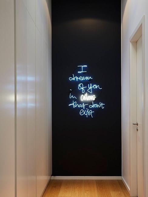 Parete ingresso: decorazione al neon