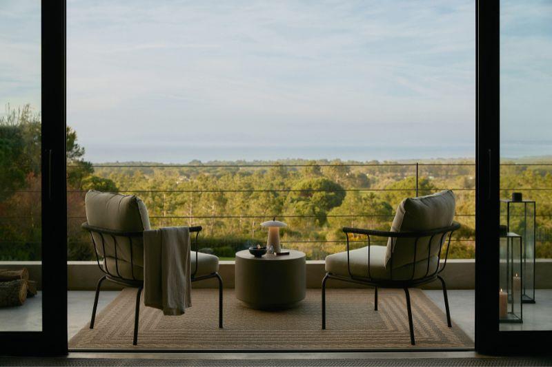 balcone stretto arredato minimal