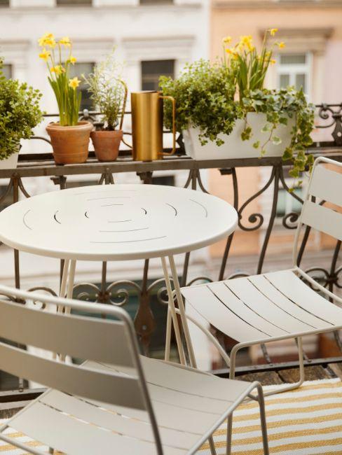 balcone piccolo con tavolino e sedie