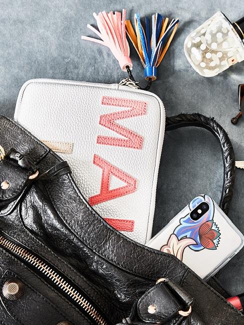 borsa nera con iphone