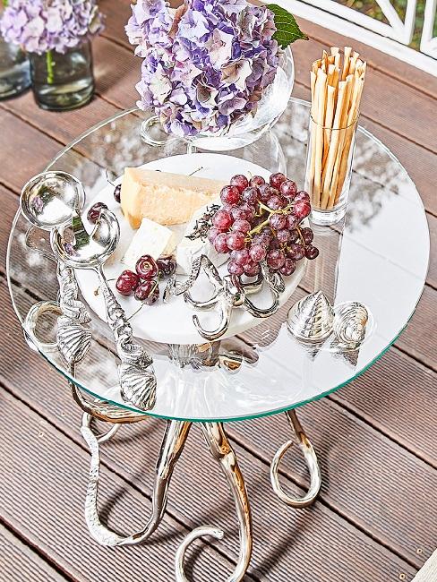 tavola con cibo francese