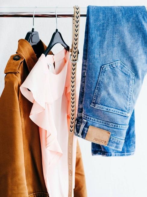 Decluttering armadio