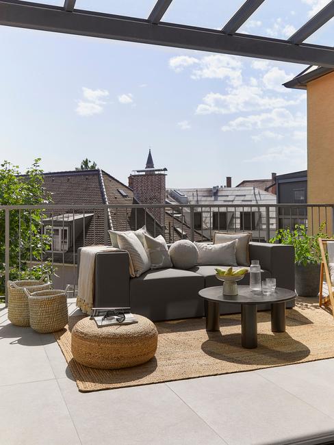 terrazzo moderno iuta e divano