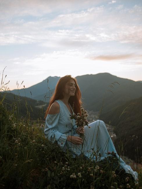 donna in mezzo alla natura