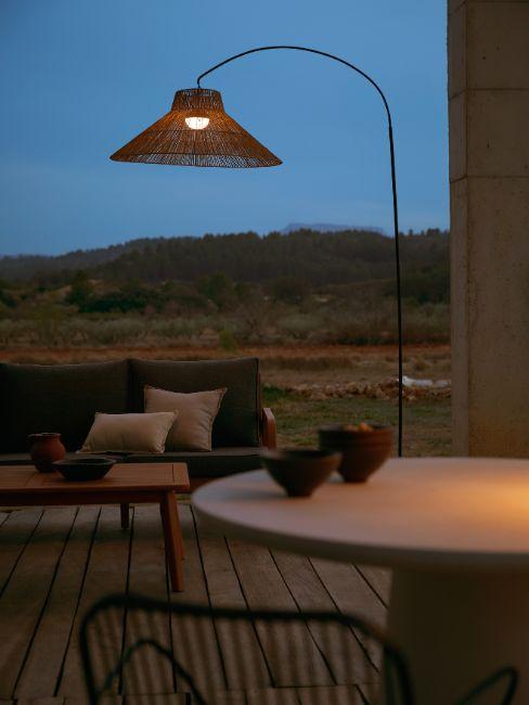 illuminazione giardino con lampada da terra