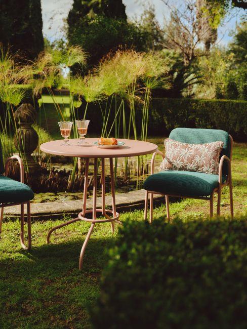 fare un giardino da zero: mobili in metallo rosa