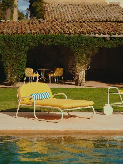 sdraio con cuscini gialli a bordo piscina