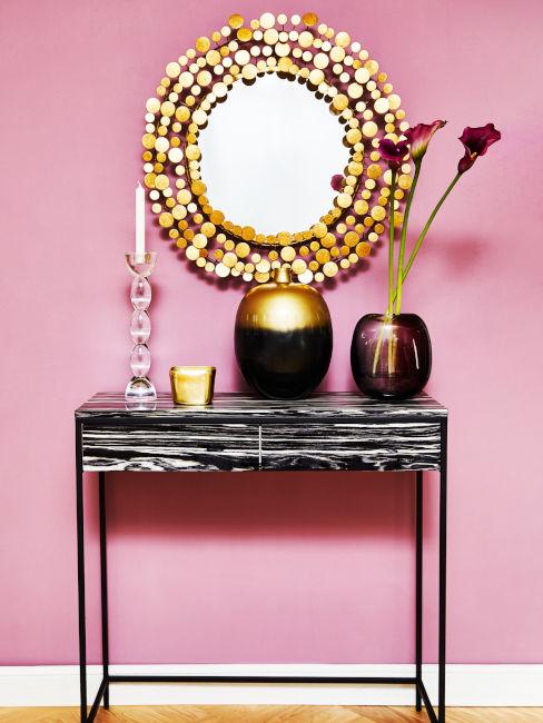 Esempio ingresso soggiorno con parete rosa e nero