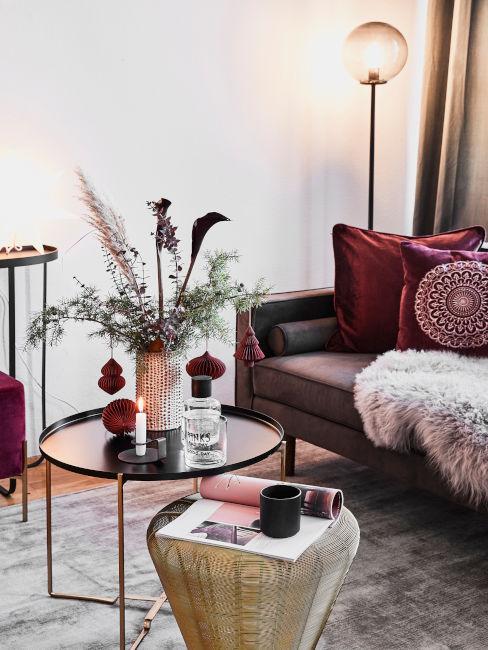 Esempio salotto arredato con sfumature di rosso