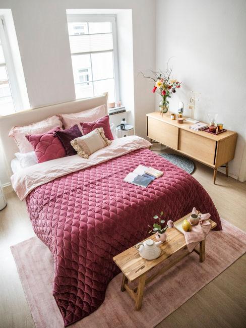 Camera da letto con set copriletto