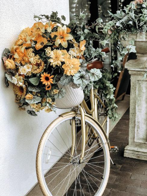 bici vecchia usata come decoro da giardino