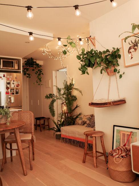 sala da pranzo decorata con piante