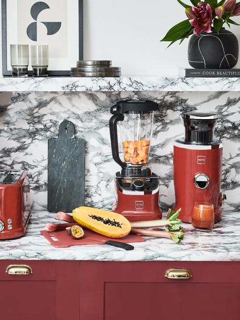cucina rossa e marmo