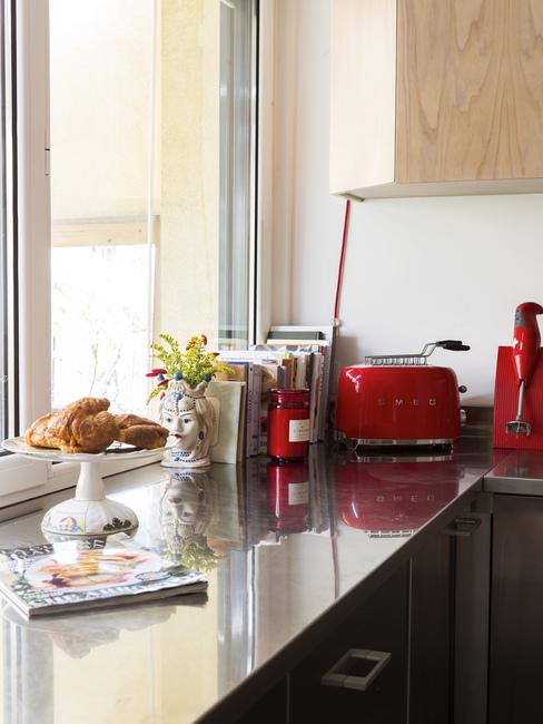 cucina con dettagli rossi