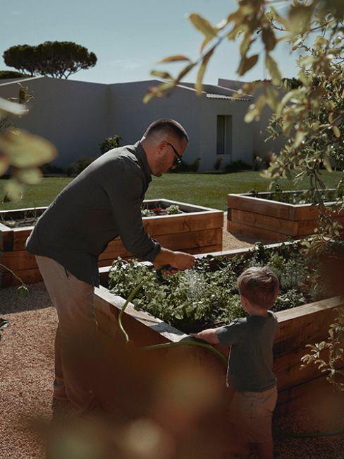 papà e figlio che fanno giardinaggio