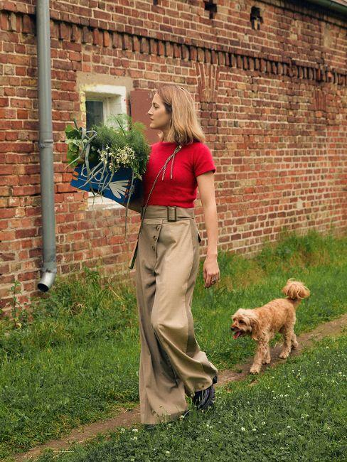 ragazza con raccolto del giardino