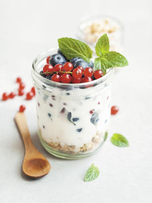 Yogurt con granola e frutti rossi