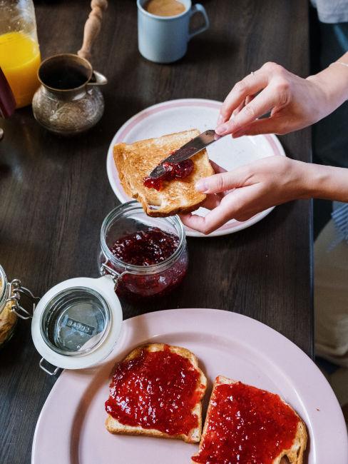 Pane e marmellata per una merenda sana